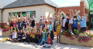 Phot de groupe d'enfant qui lèvent les bras
