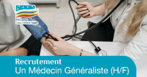 Photo d'un médecin prenant la tension d'un patient pour illustrer l'offre d'emploi