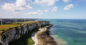 Photo de falaises sur la côte normande. Et au loin la ville de Fécamp.