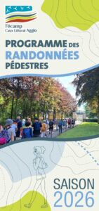 Couverture du programme des randonnées 2026 montrant une photo des randonneurs de dos dans un paysage bucolique